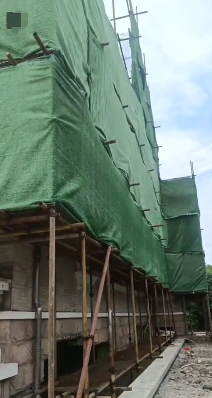 腳手架搭建安全高效與城市顏值兩者兼顧-首選掛仿草坪綠植網腳手架